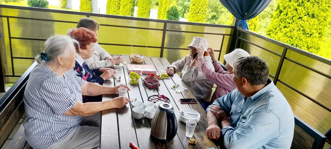 Пожилые люди в парке