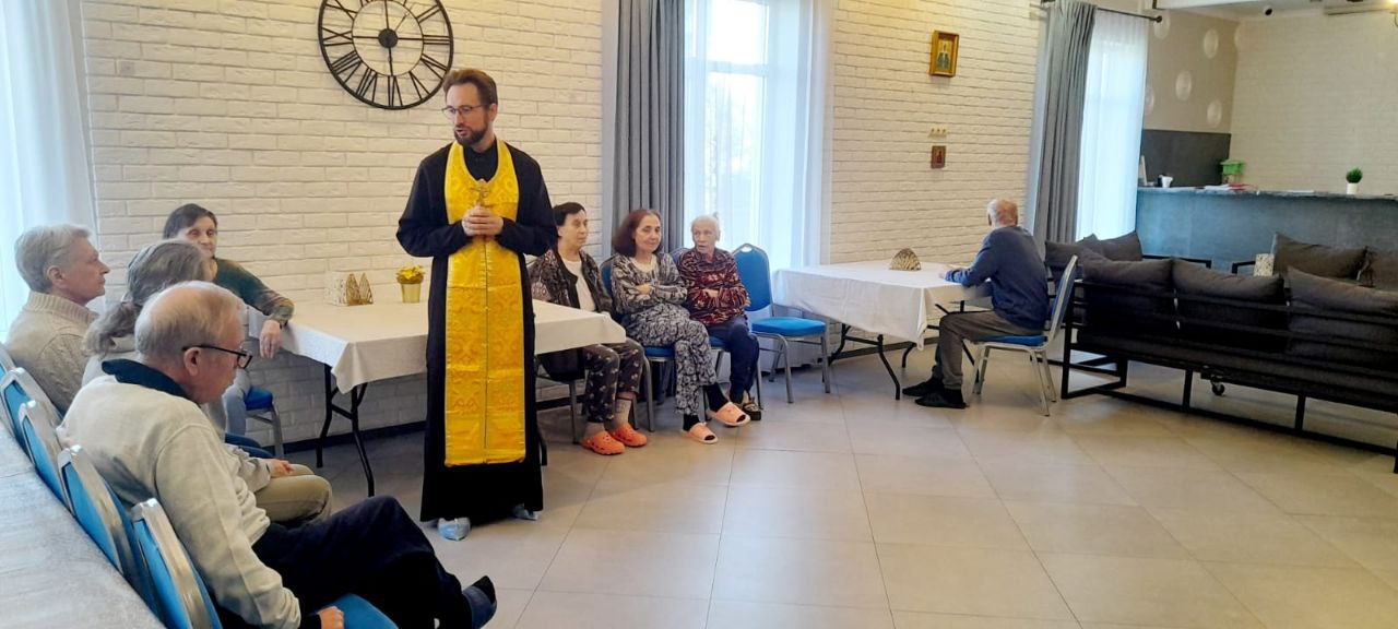 Духовное окормление в пансионате "Домашний очаг": визит священника и его значение для пожилых